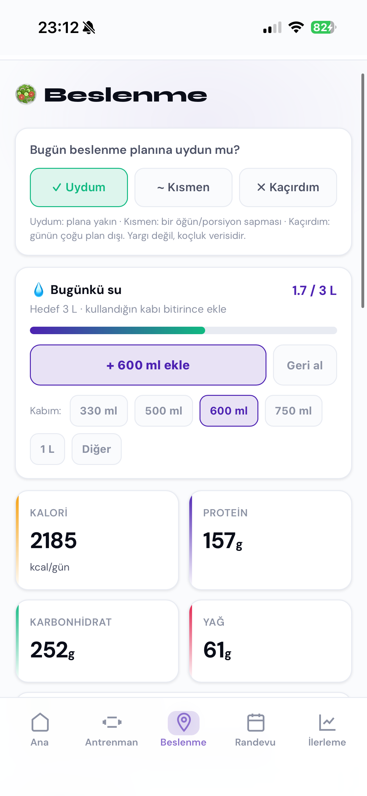 Beslenme ekranı — kalori, makrolar, su takibi ve günlük plan uyumu
